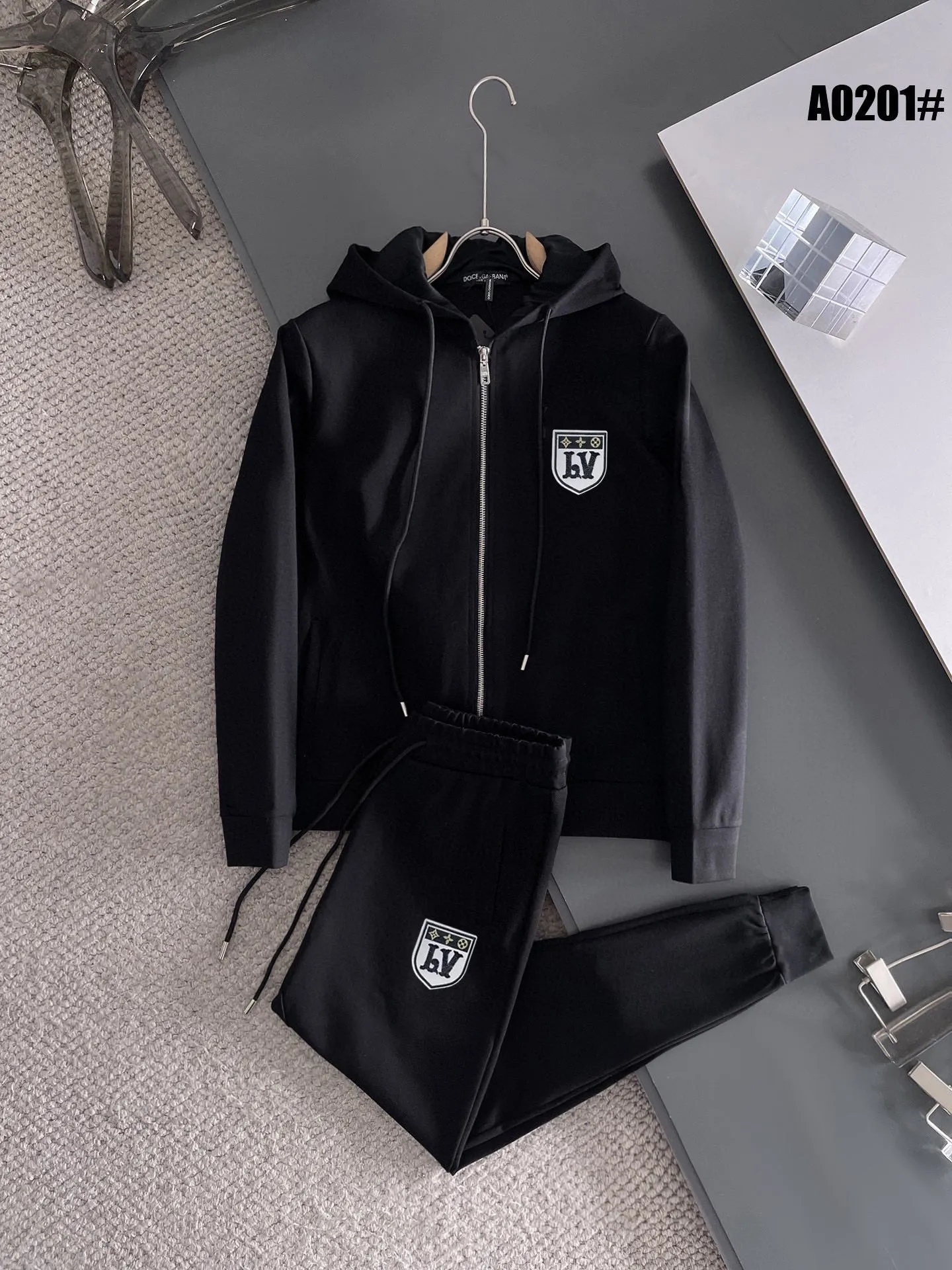 🅿️420 [LV Louis Vuitton] (Fat Man Gospel) hot-selling suit is coming. Focus on the original version of the official website. 2025 new hot-selling cardigan sweater suit. The original order is the best. 🇭🇰The meticulous work of top designers is dedicated to a fitting and perfect upper body effect. All-natural high-quality Roman cotton 100%, close-fitting comfort, noble and elegant! Original hardware embodies elegance and nobility! Counter size: M-5XL (maximum wear up to 220 pounds)